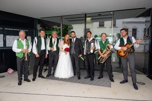 14_Musiker und Braut fotografiert von Hochzeitsfotograf Dieter Puntigam