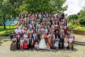 17_Gruppenfoto mehr als 100 Personen fotografiert von Hochzeitsfotograf Dieter Puntigam