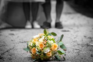 20_Blumenstrauß auf schwarz weiß fotografiert von Hochzeitsfotograf Dieter Puntigam