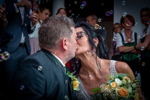 22_Standesamt Kuss fotografiert von Hochzeitsfotograf Dieter Puntigam