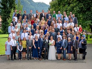 27_Gruppe Hochzeit mehr als 120 Personen fotografiert von Hochzeitsfotograf Dieter Puntigam