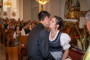 30_Kuss in der Kirche fotografiert von Hochzeitsfotograf Dieter Puntigam